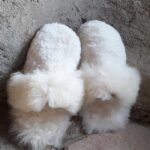 Pantuflas  oveja natural embutidas - Imagen 2