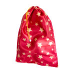 Bolsa de tela roja con estrellas dorada.