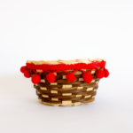 Canasto de madera borlas rojas