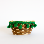 Canasto madera borlas verdes