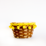 Canasto madera borlas amarillas