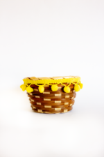 Canasto madera borlas amarillas