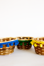 Canasto madera borlas verdes - Imagen 3