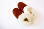 Pantufla de cuero natural cafe claro
