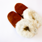 Pantufla de cuero natural cafe claro